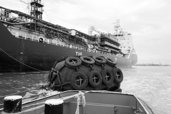 50KPa 80KPa Yokohama Pneumatic Rubber Fender With Chain And Tire Net