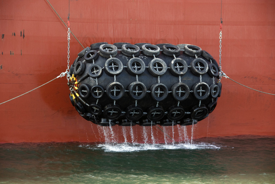 50KPa 80KPa Yokohama Pneumatic Rubber Fender With Chain And Tire Net